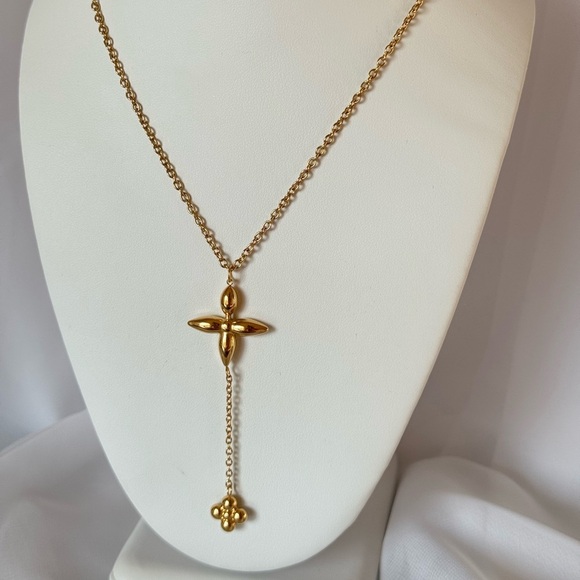 Elegant Gold Cross Clover Pendant Necklace - Picture 1 of 5